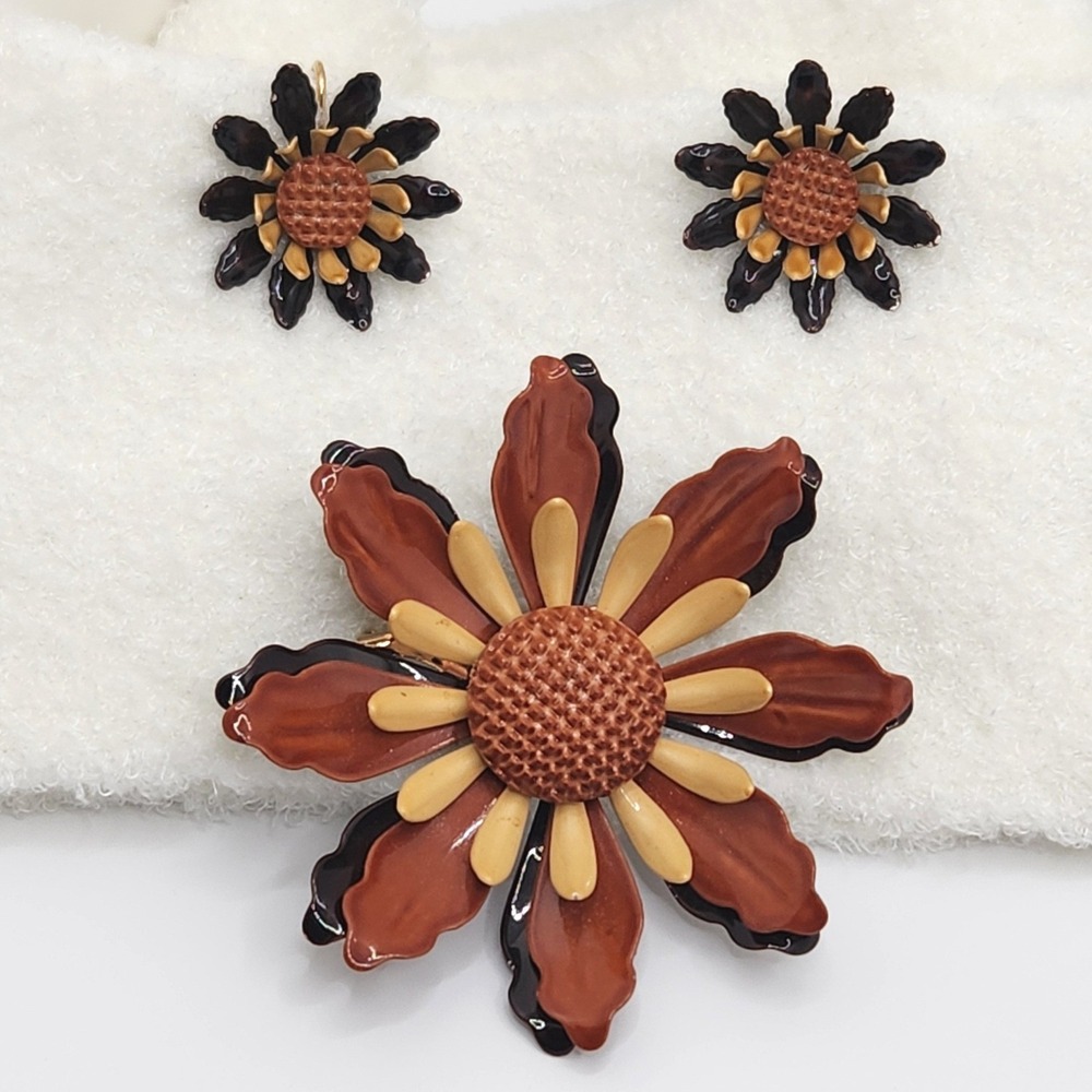 Vintage 60s Enameled Metal Flower Brooch Clip Earrings Set Mod‎ Pop Art Brown 3"